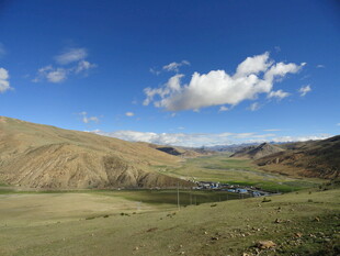 草原山谷间的蓝天白云美景