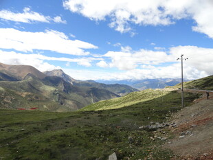 山间公路旁的秀丽风景