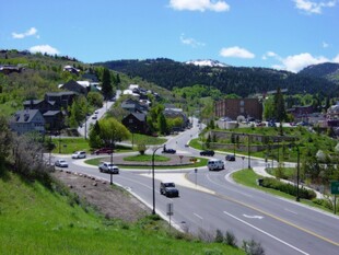 山间公路旁的城镇风光