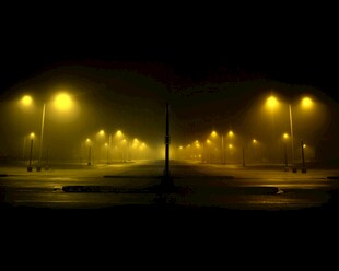 夜晚路灯下的空旷道路