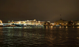 夜晚河畔璀璨灯火景观