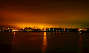 黄昏下的城市河畔美景