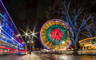 夜晚绚丽的摩天轮景观