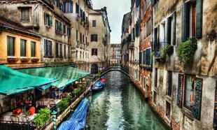 威尼斯小巷中的运河风光