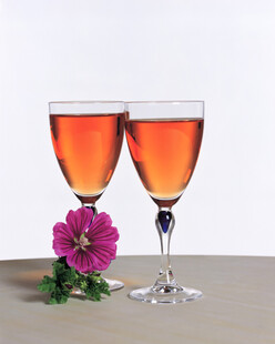 两杯美酒配娇艳花朵