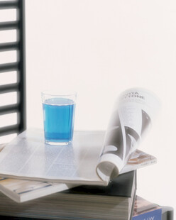 桌上水杯与报纸的静物组合