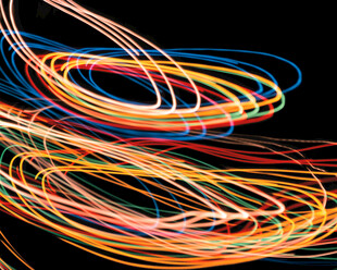 多彩光纤线条交织画面