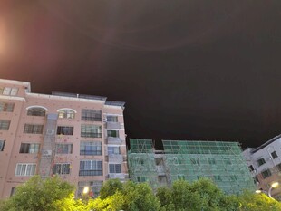 夜幕下的多彩居民楼