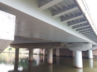 桥梁底部结构特写