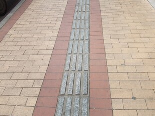 城市人行道上的排水砖设计