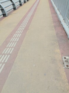 城市人行道上的排水设施