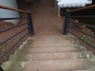 户外木质楼梯及黑色栏杆