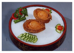 精致摆盘的美味油炸菜肴