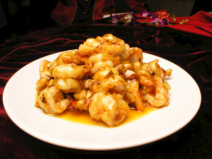 美味虾仁摆于白盘