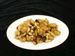 美味宫保鸡丁摆于盘中