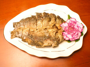 香煎鱼配花饰摆盘