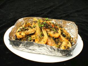 锡纸包裹的美味海鲜拼盘