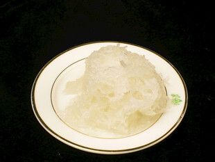 盘中晶莹剔透的食物