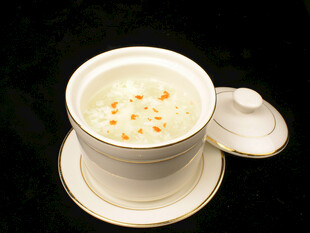 精致瓷碗盛的养生甜羹