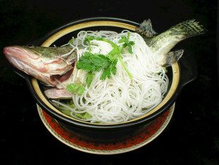 碗中鲜鱼配粉丝及香菜