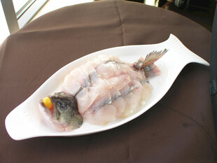 盘中鲜鱼色泽诱人