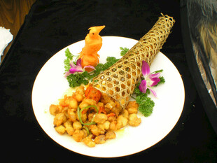 创意摆盘的海鲜玉米菜肴