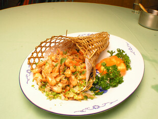 创意摆盘的虾仁炒饭