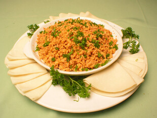 美味沙拉配多样面包片