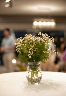 玻璃花瓶中的清新小白花