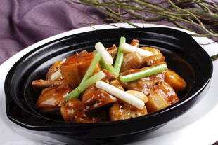 煲仔锅菜品安心油条焖乳鸽