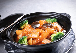 煲仔锅菜品鲍汁土豆焖鹿筋