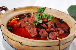 煲仔锅菜品红汤野鹿肉