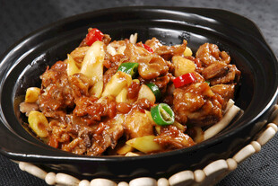 煲仔锅菜品黄豆酱煨土鸡