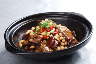 煲仔锅菜品黄豆焖猪尾 