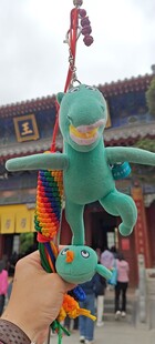 陕西西安手持马踏飞燕于古建筑前