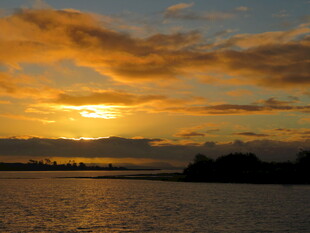 夕阳下的海滨风景