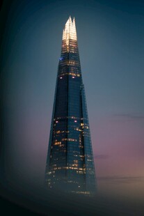 夜幕下的摩天大楼