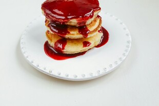 草莓酱淋面的美味松饼