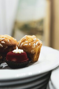 美味糕点摆于白色餐盘