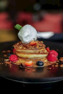 美味松饼配冰淇淋与浆果