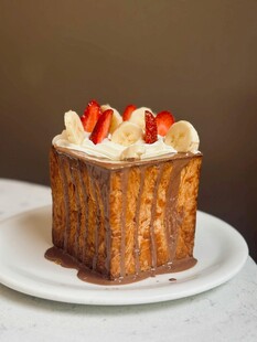 巧克力蛋糕配草莓奶油