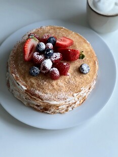 美味水果装饰的多层松饼
