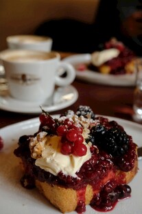 美味浆果甜点搭配咖啡