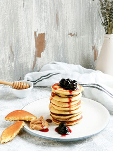 美味松饼配浆果与坚果