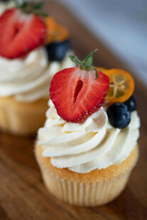 美味水果奶油纸杯蛋糕