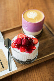 草莓蛋糕配咖啡的惬意时光