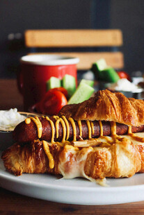 美味牛角包热狗搭配小食