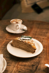 木桌上的咖啡与美味千层