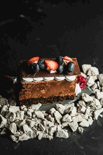 精致草莓巧克力蛋糕