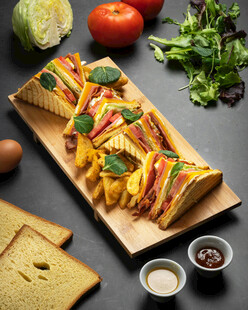 美味三明治搭配多样食材